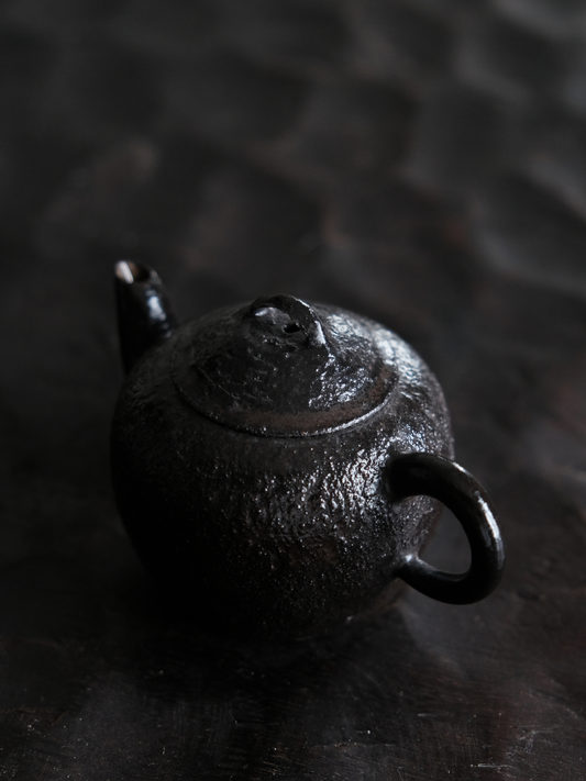 Black Clay Tea Pot (黑陶泥茶壶)